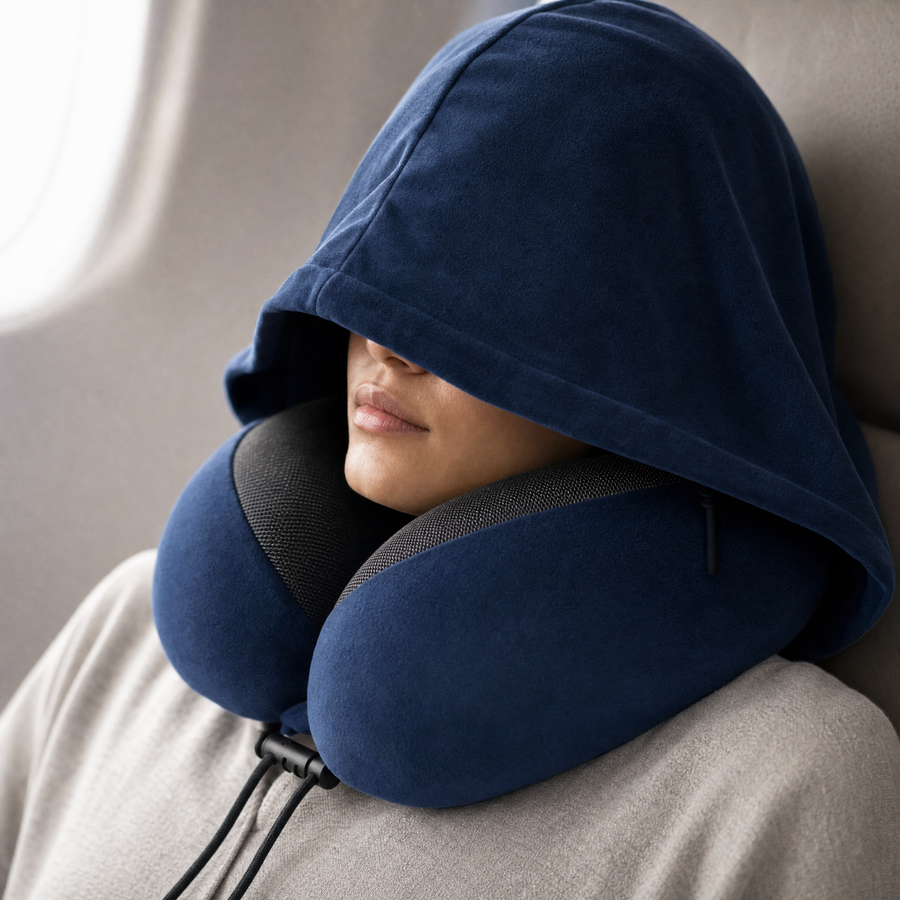 Gros plan personne portant le coussin de voyage capuche relevee, mesh respirant
