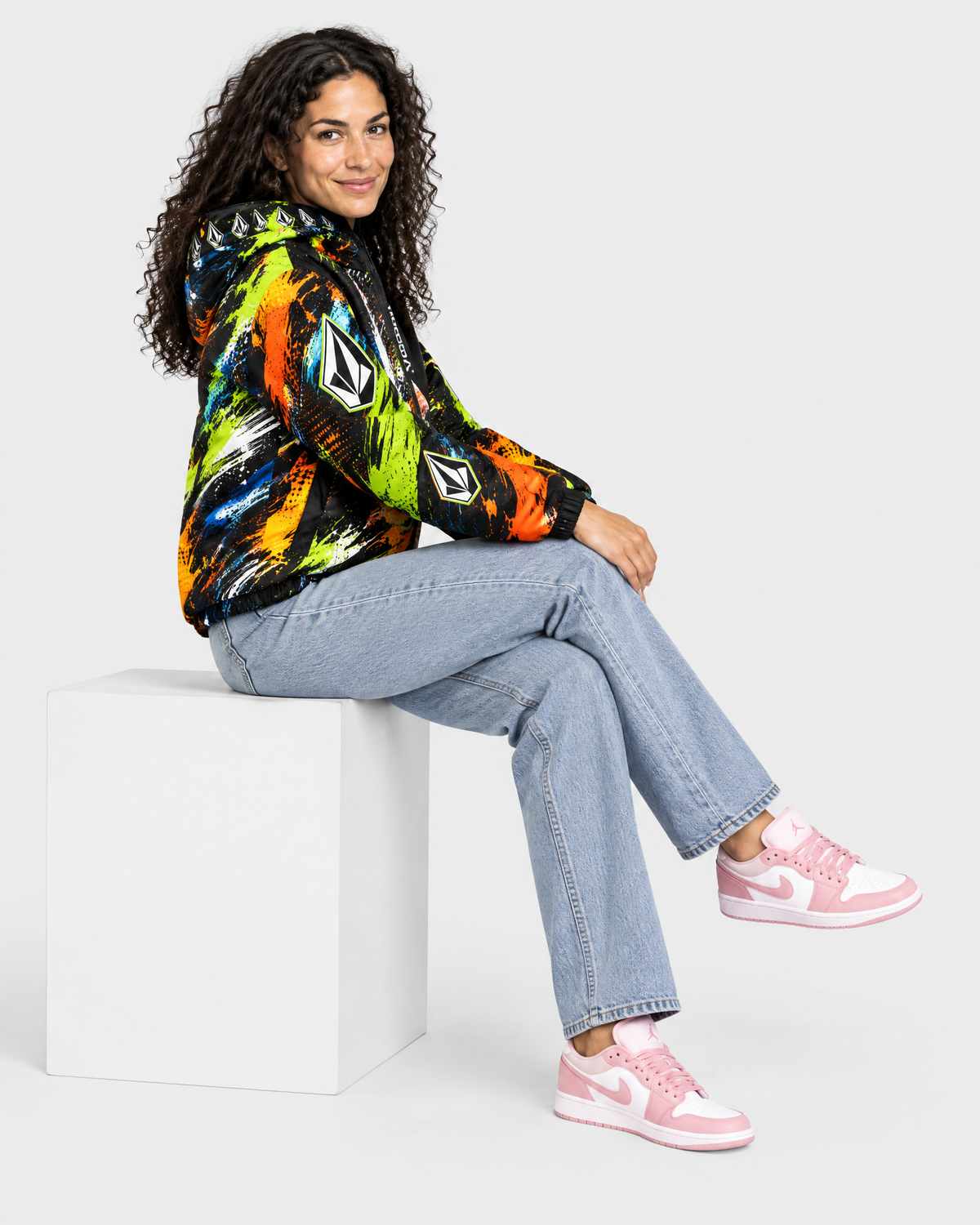 Veste Volcom Electric Rush - Portée par Inès, assise
