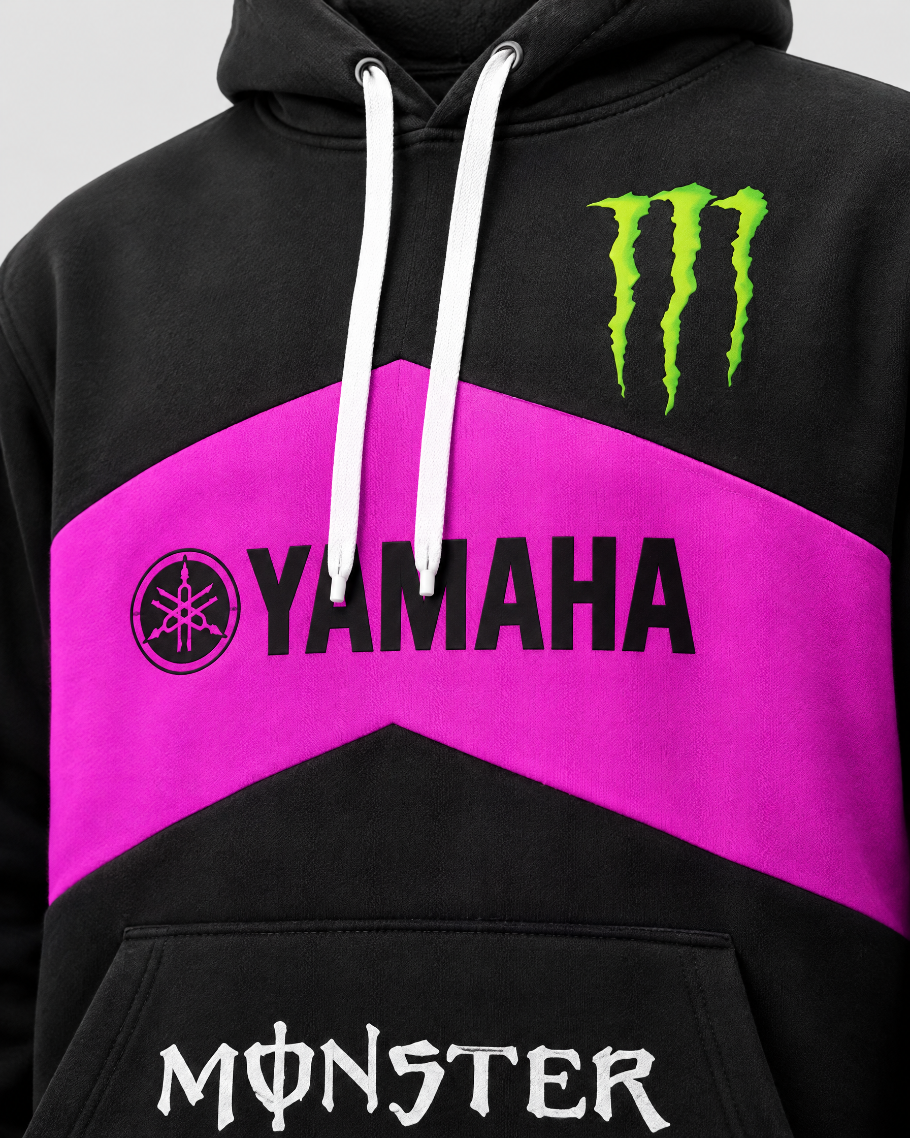 Pull Yamaha Monster Édition Rose V - Gros plan poitrine et logo
