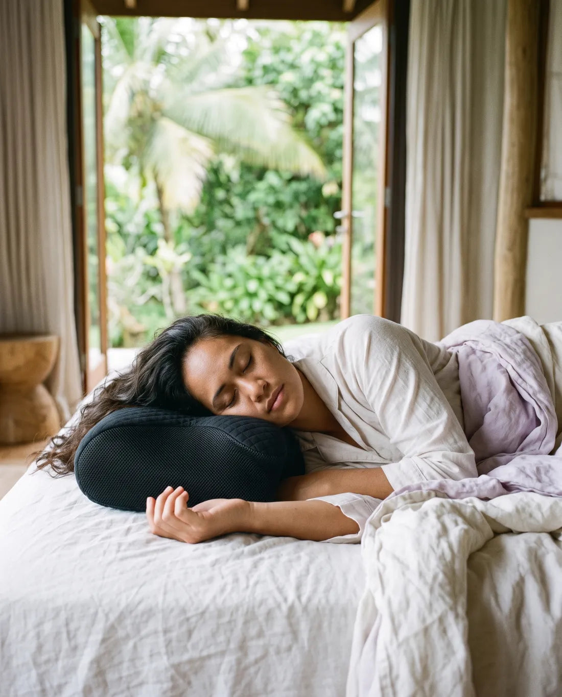 Femme qui dort sur le côté, tête posée sur l'aile de l'oreiller